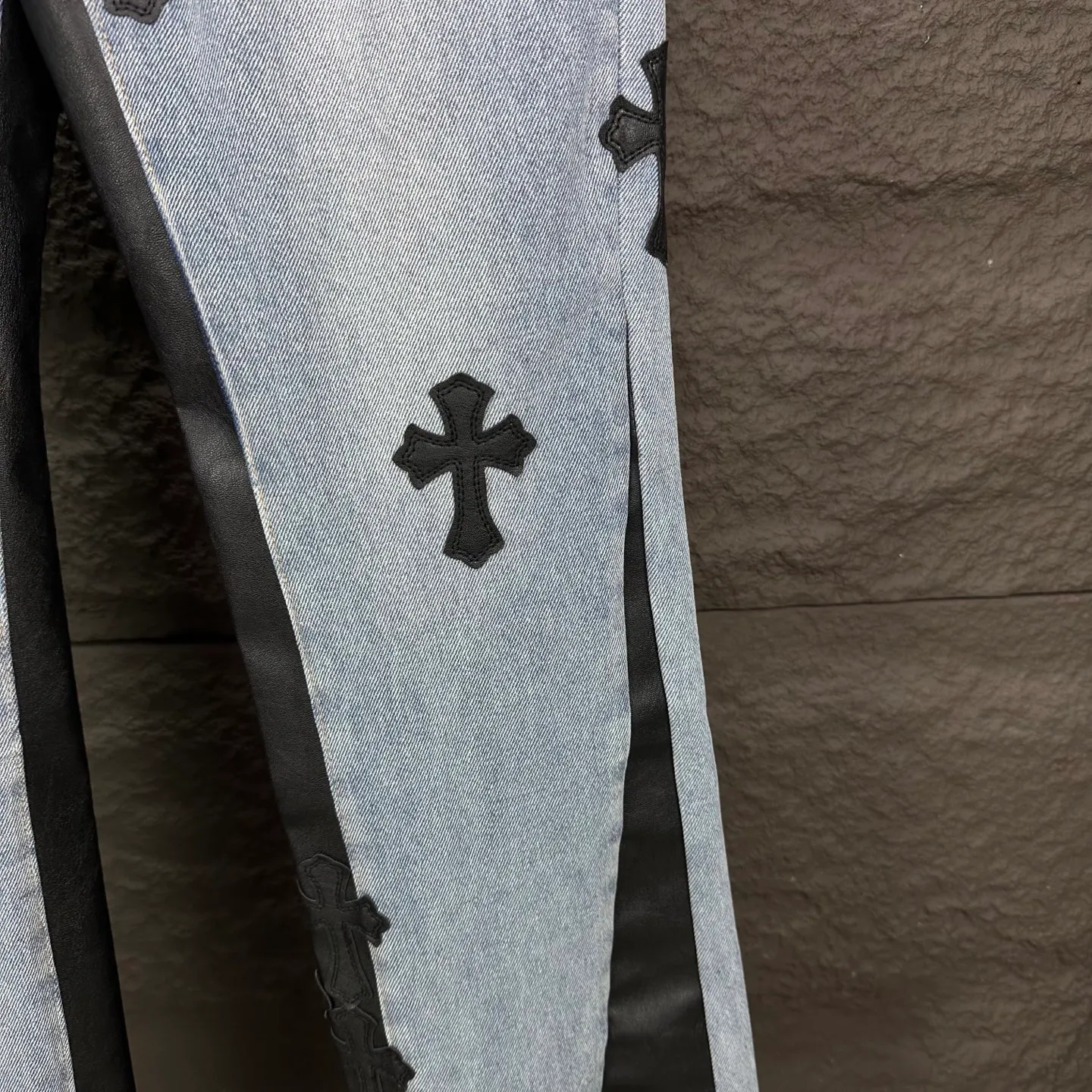 P290 GALLERY DEPT. Co-branded 2025 new multi-stitched cross patch leather couple style loose washed flared jeans 🔥High version🔥High version🔥 Top ceiling quality Styles with different washed textures are very friendly to people with thin legs and thick legs. The straight version is very flattering to the leg shape. Moderate length that never goes out of style, easy to match with casually, basic styling for various styles, a must-have in the wardrobe! The fabric is stiff but also makes the upper body soft without losing texture. The washing process is even more perfect. It is a must-have item for everyone! ! ! Washed wheat, hang tag, pants label, complete with three labels Color: light blue Size: 28, 30, 32, 34, 36 (five sizes)